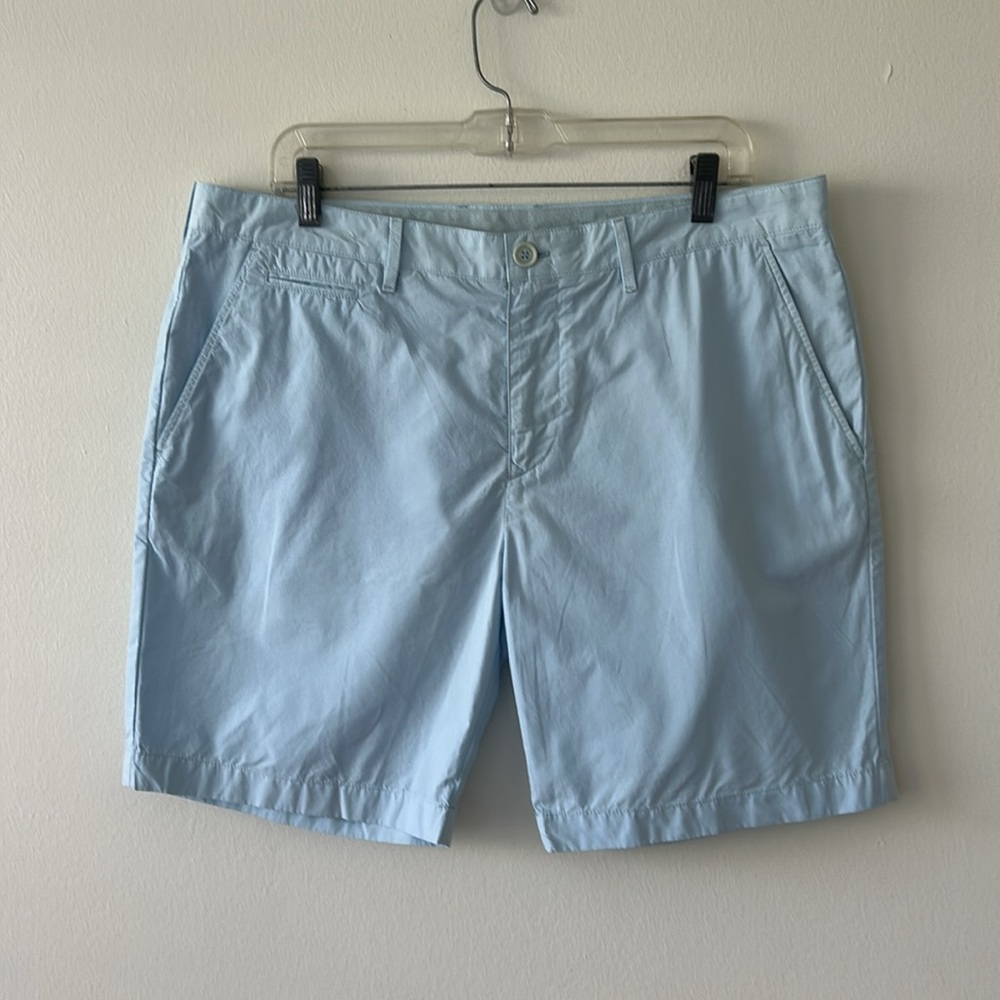 BURBERRY MENS LIGHT BLUE CHINO SHORTS GOLF